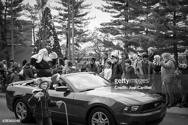 santa clause in convertible at johnson city tn christmas parade - ford mustangs stock pictures, royalty-free photos & images