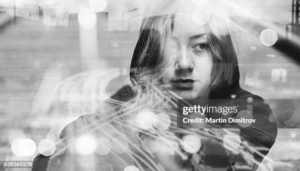 depresión en adolescentes - trastorno causado por estrés postraumático fotografías e imágenes de stock