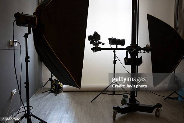 camera in studio - sesion fotografica fotografías e imágenes de stock