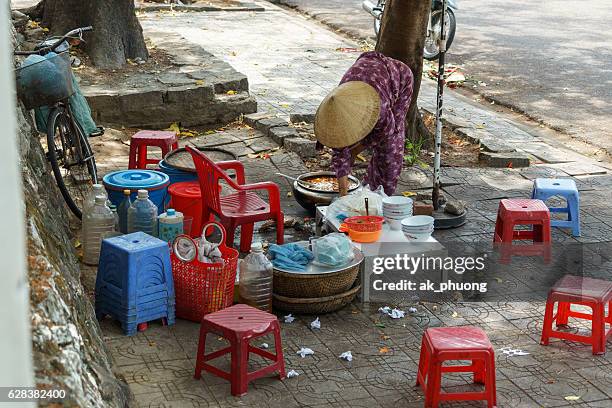 vietnamese lady sale local food on pavement - ancient roman flag stock-fotos und bilder