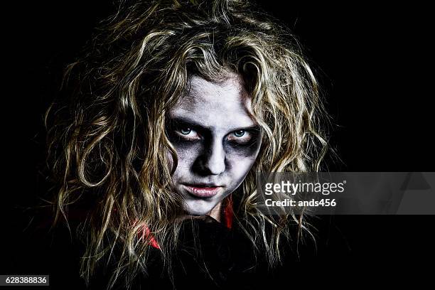 joven adolescente vestida de zombi - zombie face fotografías e imágenes de stock