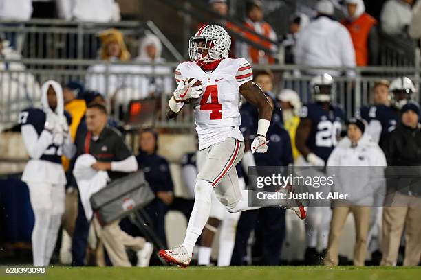 Curtis Samuel of the Ohio State Buckeyes in action against the Penn State Nittany Lions at Beaver Stadium in State College, Pennsylvania on October...