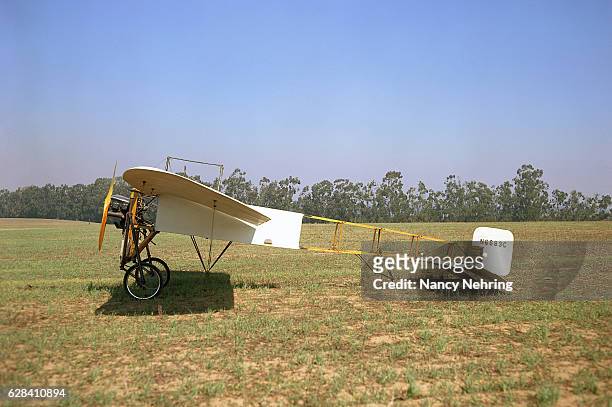 bleriot xi 1909 airplane sitting in grass field - veículo novo imagens e fotografias de stock