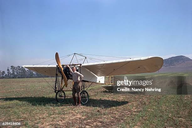 frank tallman and 1909 bleriot xi airplane in field - veículo novo imagens e fotografias de stock