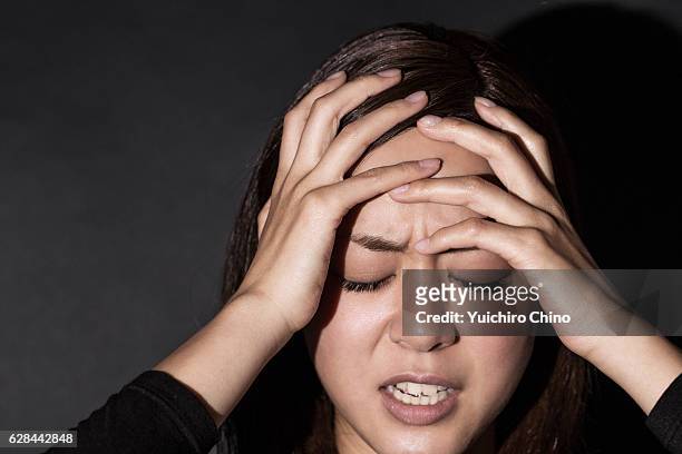 close up of stressed woman - manos a la cabeza fotografías e imágenes de stock