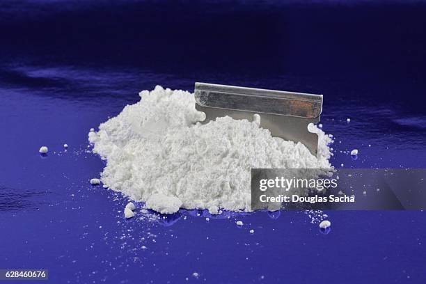 illegal drug in power form and a razor blade - cocaine stock pictures, royalty-free photos & images