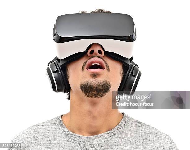 joven con auriculares vr - realidad virtual fotografías e imágenes de stock