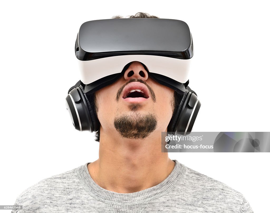 Jovem usando fone de ouvido vr