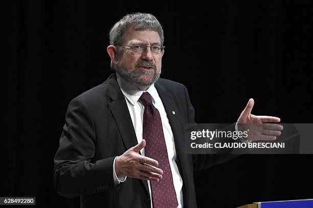 68 Physics John Michael Kosterlitz Stock Photos, HighRes Pictures, and