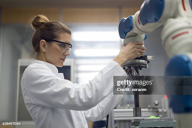 female engineer working - robotics stockfoto's en -beelden