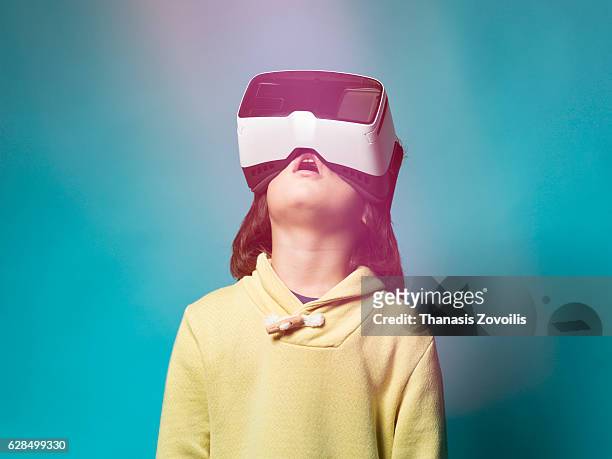 5 year old boy wearing virtual reality glasses - head mounted display stock-fotos und bilder