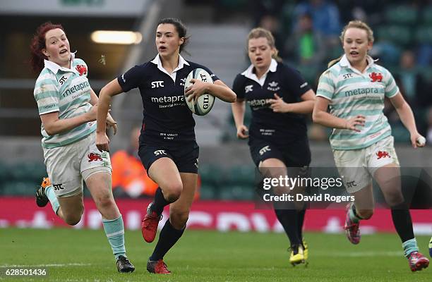 Sophie Trott of Oxford breaks with the ball during the Women's Varsity match between Cambridge and Oxford at Twickenham Stadium on December 8, 2016...