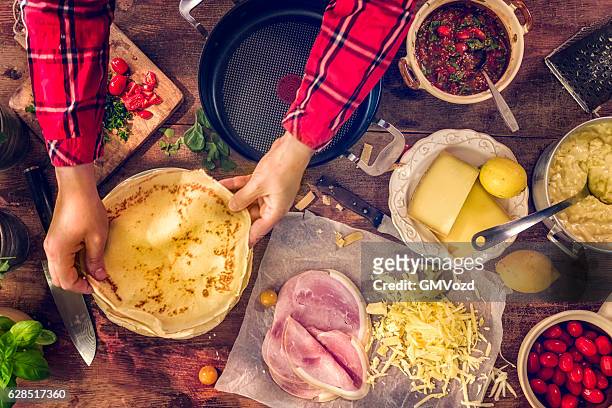 preparar cozido crepes panquecas com presunto e tomates - pannenkoeken imagens e fotografias de stock
