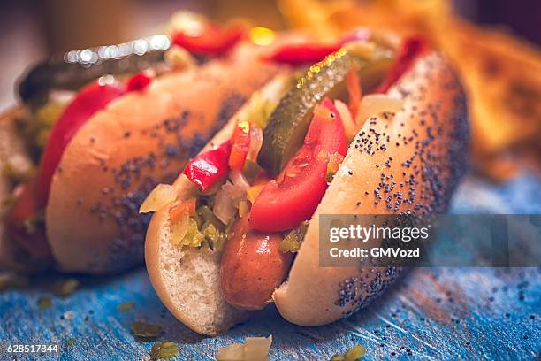 hot dog de style chicago avec bacon, haricots chili et fromage - achards photos et images de collection