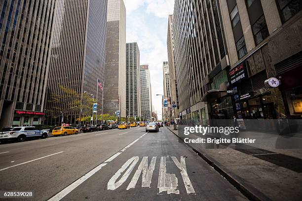 one way - sixth avenue stockfoto's en -beelden