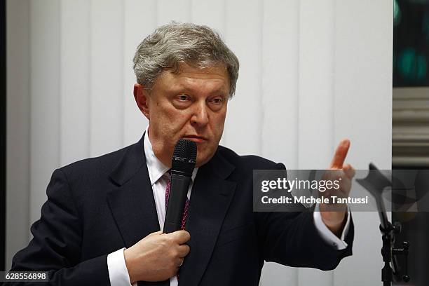 Russian politician and Economist Grigori Jawlinski gestures as he speaks during the event organized at the Mauermuseum am Checkpoint Charlie by the...