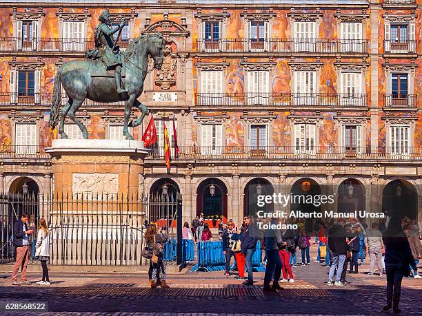 madrid, plaza mayor square - panaderia house and philip iii - statue de philippe iii photos et images de collection