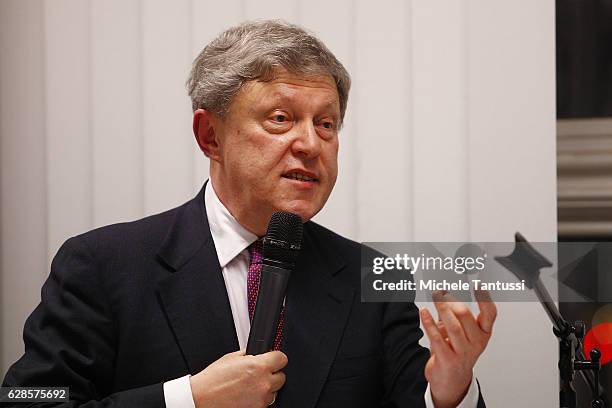 Russian politician and Economist Grigori Jawlinski gestures as he speaks during the event organized at the Mauermuseum am Checkpoint Charlie by the...