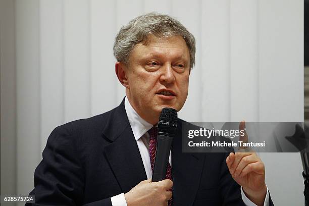 Russian politician and Economist Grigori Jawlinski gestures as he speaks during the event organized at the Mauermuseum am Checkpoint Charlie by the...