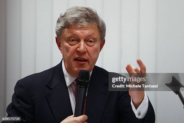 Russian politician and Economist Grigori Jawlinski gestures as he speaks during the event organized at the Mauermuseum am Checkpoint Charlie by the...