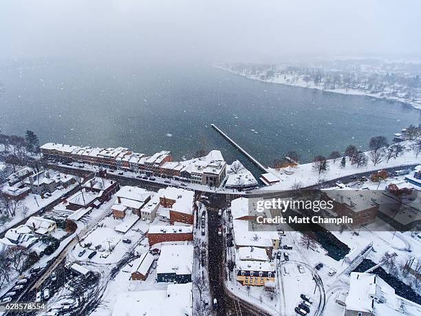 aerial of skaneateles village in winter - 斯加內特爾湖 個照片及圖片檔