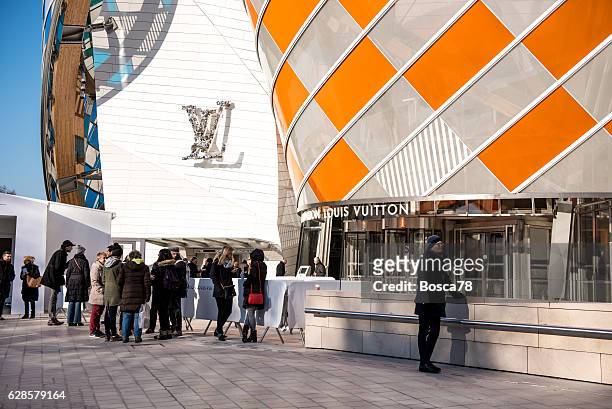 museum of contemporary art of the louis vuitton foundation - louis vuitton designer label stock pictures, royalty-free photos & images