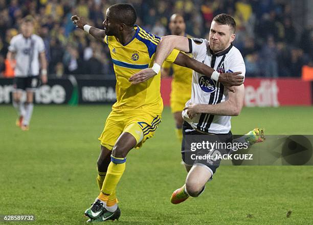 Maccabi Tel Aviv's Israeli defender Eli Dasa vies for the ball against Dundalk's Irish forward Ciaran Kilduff during the UEFA Europa League group D...