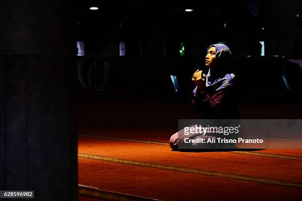 woman praying in istiqlal mosque. jakarta, indonesia. - muslim woman darkness stock pictures, royalty-free photos & images