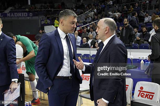 Sarunas Jasikevicius, Head Coach of Zalgiris Kaunas chats with Pablo Laso, Head Coach of Real Madrid during the 2016/2017 Turkish Airlines EuroLeague...