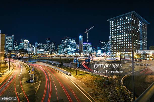 boston skyline - hafen und finanzdistrikt - boston harbor stock-fotos und bilder