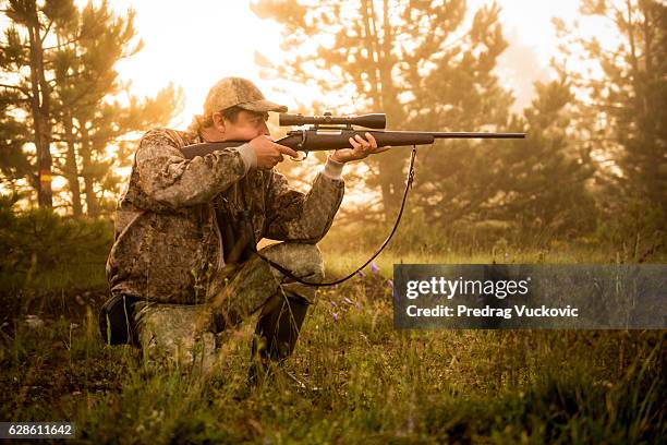 hunter shooting with rifle - rifle 個照片及圖片檔