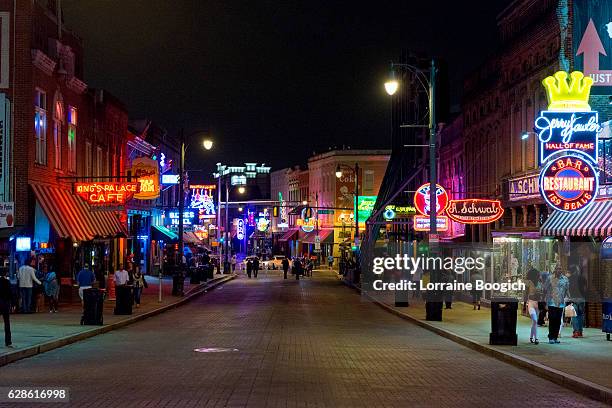 memphis beale street nightlife neon street scene tennessee - beale street stockfoto's en -beelden