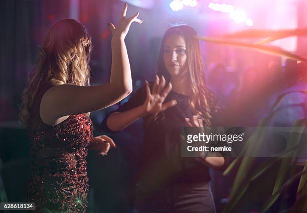gruppe tanzender jugendlicher, die die nacht im club genießen - girl dj stock-fotos und bilder