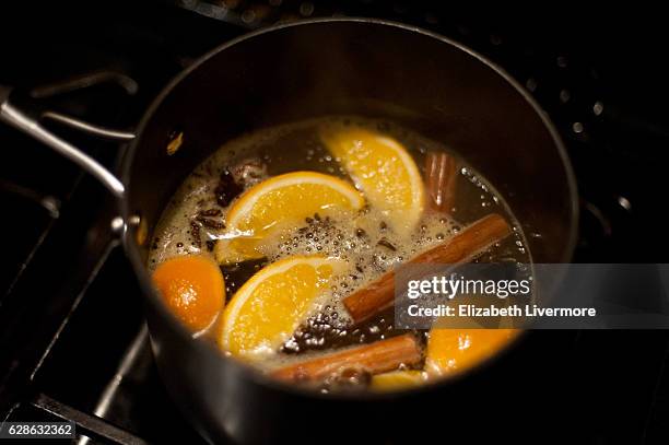 mulled white wine - sudderen stockfoto's en -beelden