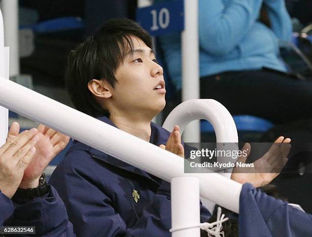 Russia - Sochi Olympics men's figure skating gold medalist Yuzuru Hanyu of Japan applauds as Japanese figure skater Mao Asada finishes her...