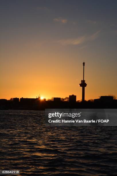 skyline with euromast - hannie van baarle photos et images de collection