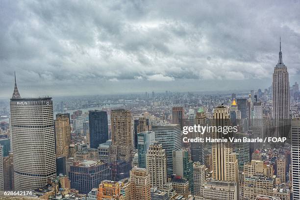 view of new york city - hannie van baarle photos et images de collection