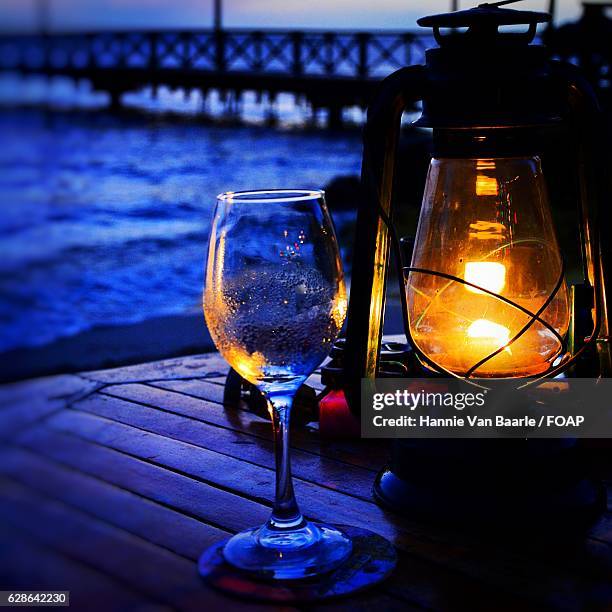 close-up of drinking glass with light - hannie van baarle photos et images de collection