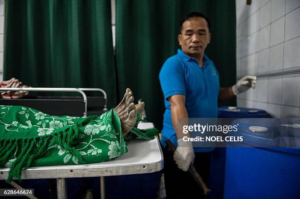Loopuypt Embalming 27 Body Embalmer Stock Photos, High-Res Pictures, and Images - Getty Images