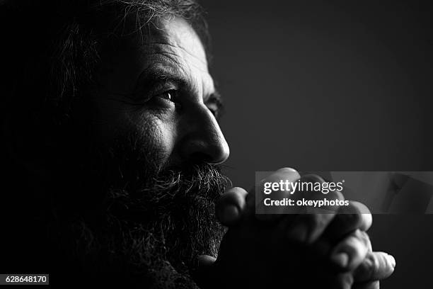 close-up of man praying - 黑白片 個照片及圖片檔