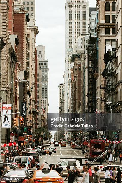 broadway avenue in soho manhattan, new york city - soho new york stockfoto's en -beelden