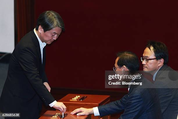 Ahn Cheol-soo, member of the South Koreak National Assembly, casts his ballot on the impeachment of South Korean president Park Geun-hye at the...