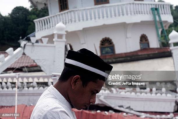 Indonesian President Joko Widodo speaks to residents outside a mosque following this week's earthquake at Bandar Baru shelter on December 9, 2016 in...