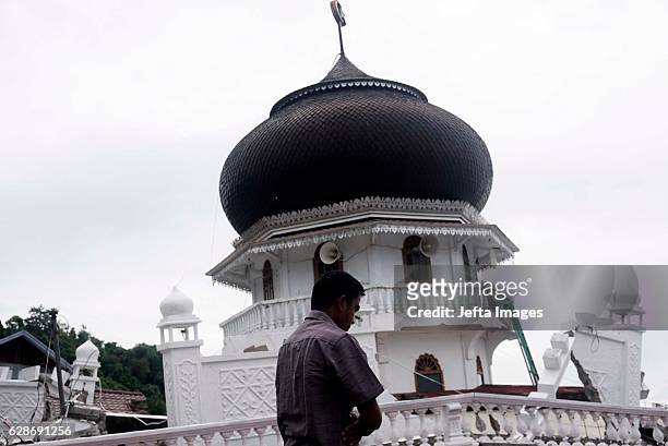 Indonesian President Joko Widodo speaks to residents outside a mosque following this week's earthquake at Bandar Baru shelter on December 9, 2016 in...