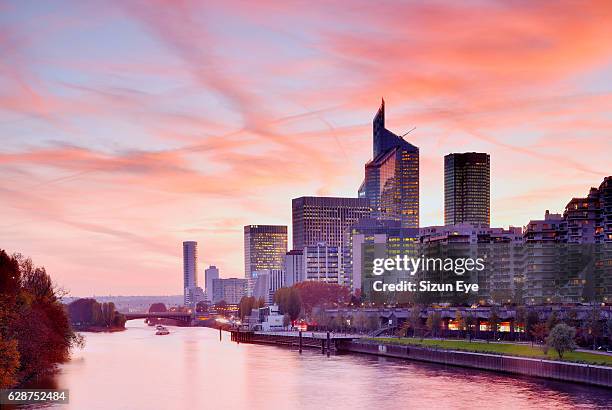 la défense, the business district of paris and courbevoie city along the seine river at sunset in france. - la defense photos et images de collection