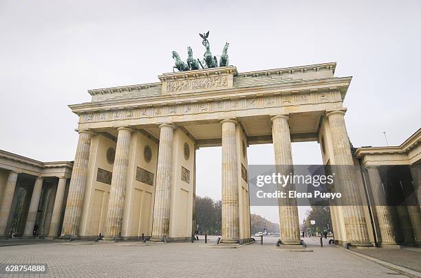 brandenburg gate in berlin - porta de brandemburgo imagens e fotografias de stock