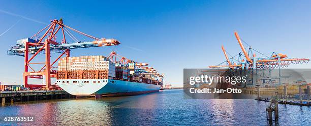 recipiente de la terminal en hamburgo puerto. - maersk fotografías e imágenes de stock