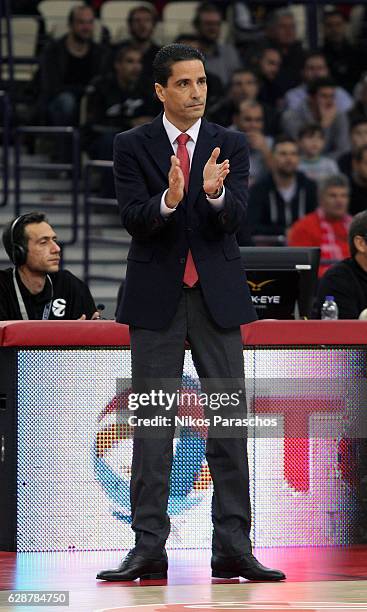 Giannis Sfairopoulos, Head Caoch of Olympiacos Piraeus react during the 2016/2017 Turkish Airlines EuroLeague Regular Season Round 11 game between...