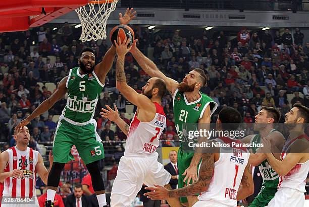 Vassilis Spanoulis, #7 of Olympiacos Piraeus competes with Kostas Kaimakoglou, #21 and Keith Langford, #5 of Unics Kazan during the 2016/2017 Turkish...