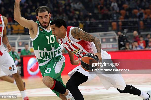 Erick Green, #1 of Olympiacos Piraeus competes with Quino Colom, #10 of Unics Kazan during the 2016/2017 Turkish Airlines EuroLeague Regular Season...